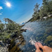 Erfrischung im Bach am Glensjö