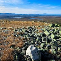 Blick vom Hästryggen auf die Seen Lill-Visjön und Visjön sowie das Jämtlandsfjäll (Anarisfjäll) im Hintergrund