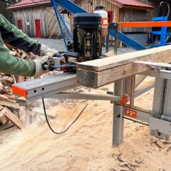 Bretter aus Kiefernholz sägen mit dem Logosol F2+ Sägewerk und der Elektrosäge