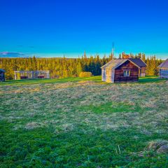 Ferien auf der Alm in Galåbodarna. Hier sind nur die Almhütten vom Ort selbst zu sehen.